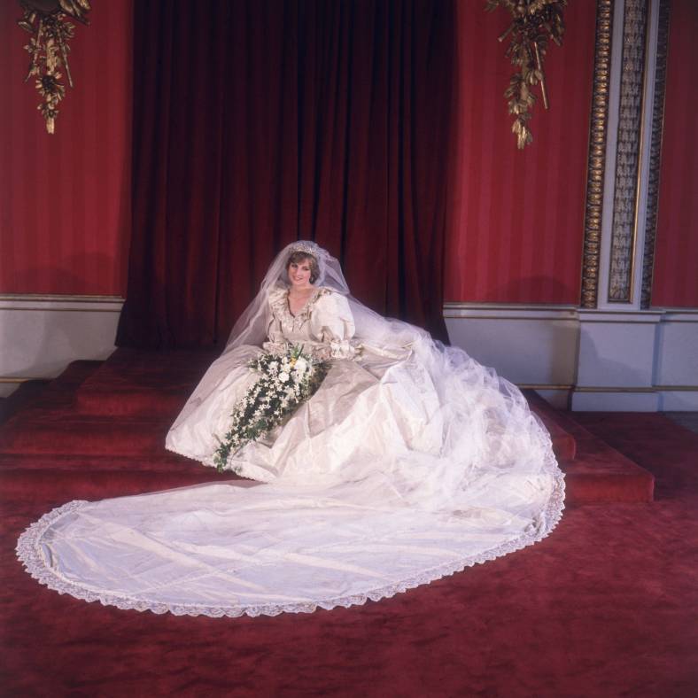 O vestido de noiva da princesa Diana foi feito em tafetá de seda, decorado com renda bordada à mão, lantejoulas e 10.000 pérolas. Foi criado por Elizabeth e David Emanuel, e tinha uma imponente cauda de 7,5 m: o verdadeiro vestido de princesa